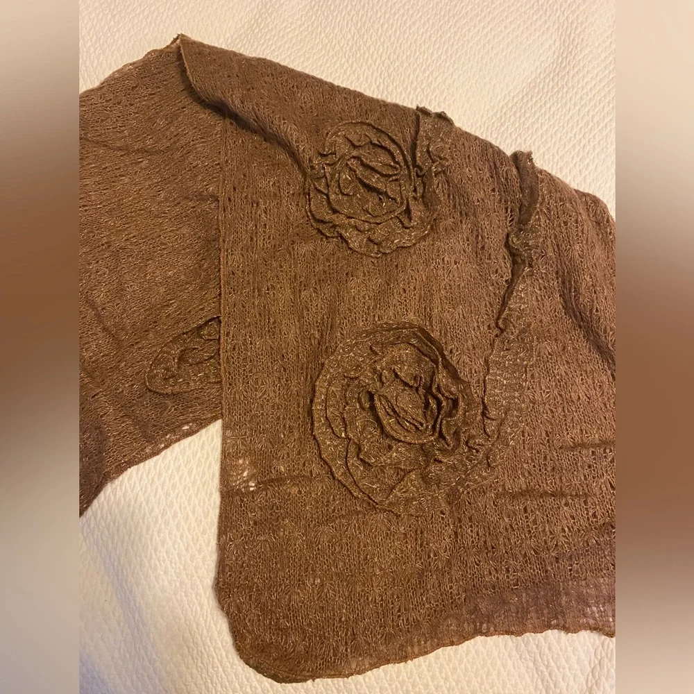 Delicate Scarf with Rosettes - Picture 3 of 4
